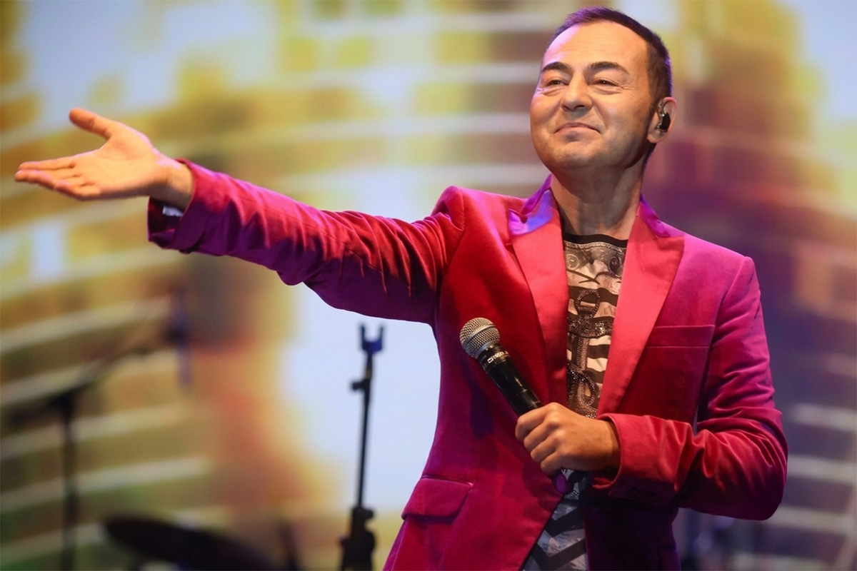 Serdar Ortaç'ın etkinliğe katılmamasıyla ilgili açıklama yapan Karma6 grubu, ünlü