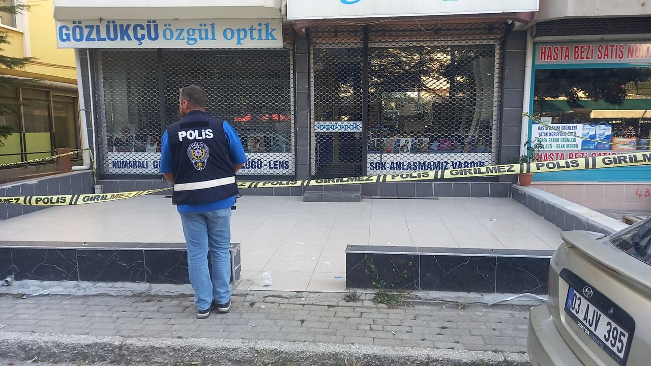 Afyonkarahisar'ın Sandıklı ilçesinde, Ece Mahallesi'nde bir evin üçüncü kat balkonundan