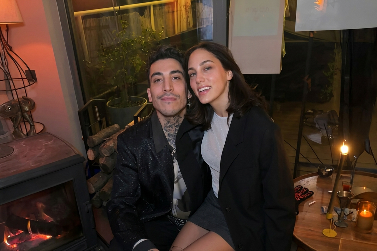 Yaz aylarını Çeşme'de geçiren Can Bonomo ve Öykü Karayel, önceki