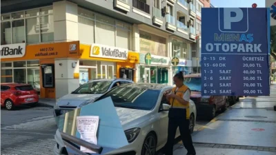 Menemen’de MENAŞ A.Ş. tarafından yürütülen yol kenarı otopark uygulaması, sürücüler