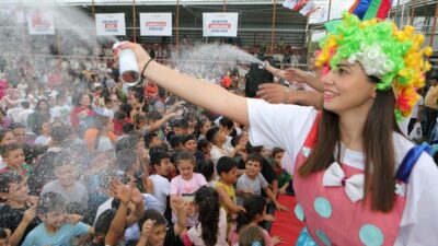 Bayraklı Belediyesi’nin çocukları ve aileleri mahallelerde eğlenceyle buluşturduğu Mahalle Şenlikleri,