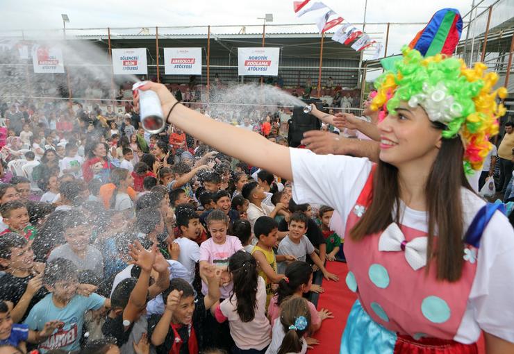Bayraklı Belediyesi’nin çocukları ve aileleri mahallelerde eğlenceyle buluşturduğu Mahalle Şenlikleri,