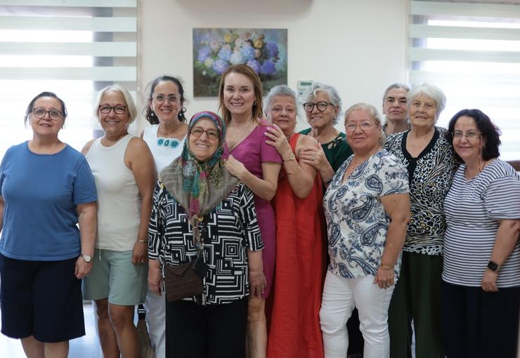 Konak Belediyesi’nin İleri Yaş Sağlıklı Yaşam Merkezi’ni ziyaret eden Başkan