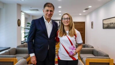 İzmir Büyükşehir Belediyesi Spor Kulübü’nün 17 yaşındaki milli okçusu Dünya