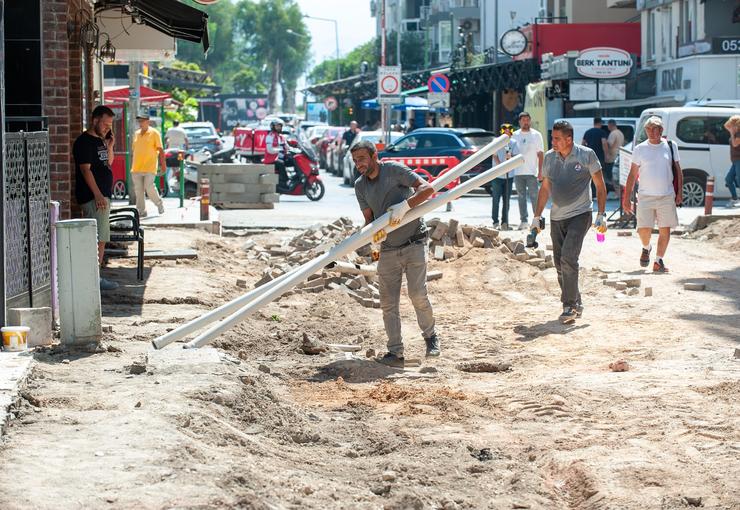 Karşıyaka Belediyesi, Bostanlı Mahallesi’nin işlek bölgelerinden Cemal Bülbül Sokak’ta kapsamlı