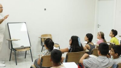 Bayraklı’da çocukların yaz tatili, birbirinden renkli atölyelerle hareketlendi. Ücretsiz düzenlenen