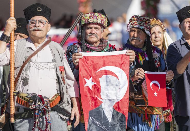 İzmir’in kurtuluşunun 104’üncü yıl dönümü, Zafer Yürüyüşü’nden Fener Alayı’na, SOLOTÜRK