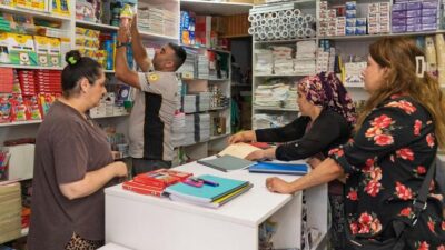 İzmirli veliler, İzmir Büyükşehir Belediyesi’nin 100 milyon TL’lik kırtasiye desteği