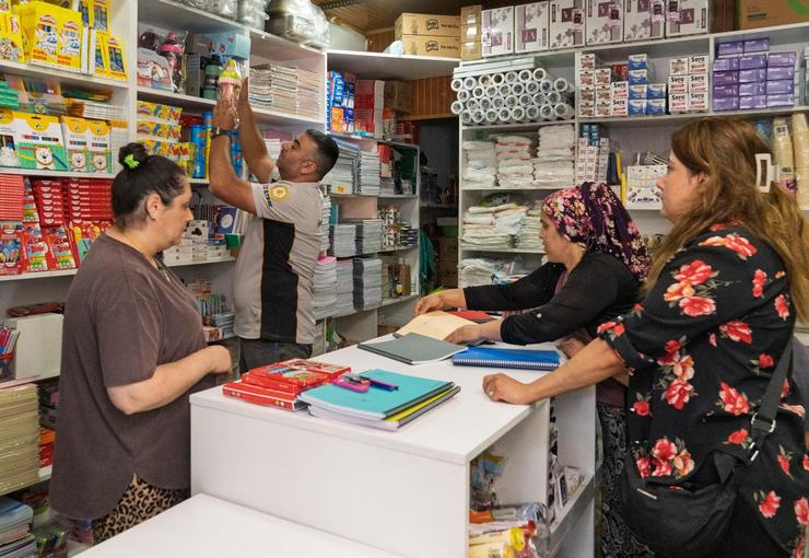 İzmirli veliler, İzmir Büyükşehir Belediyesi’nin 100 milyon TL’lik kırtasiye desteği