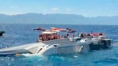 Girne açıklarında alabora olarak batan yolcu gemisinde arama-kurtarma çalışmaları sürüyor.