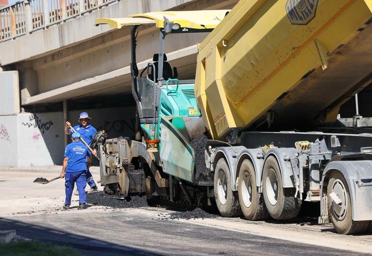 İZSU Genel Müdürlüğü’nün Liman Caddesi’nde yürüttüğü altyapı çalışmasının ilk etabı