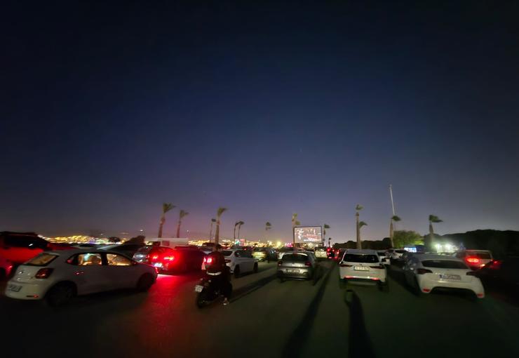 İzmir Büyükşehir Belediyesi, “Yeniden Sinematek Arabada Film Keyfi” ile bu