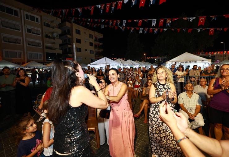 Efes Selçuk’un kent belleğinde önemli bir yere sahip olan saat