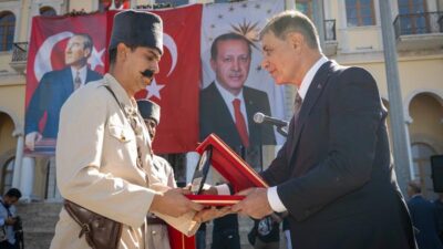 İzmir’in kurtuluşunun 104’üncü yıl dönümü coşkusu, İzmir Valiliği’nde düzenlenen bayrak