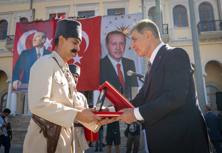 İzmir’in kurtuluşunun 104’üncü yıl dönümü coşkusu, İzmir Valiliği’nde düzenlenen bayrak