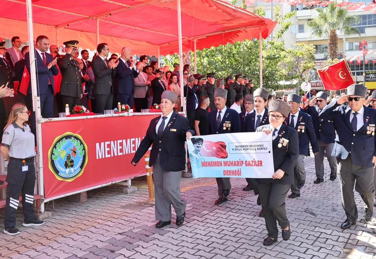 Menemen ve İzmir'in kurtuluşunun 104. yıl dönümü için Menemen'de törenin