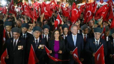 İzmir’in düşman işgalinden kurtuluşunun 104. yıl dönümü, Karşıyaka’da muhteşem bir