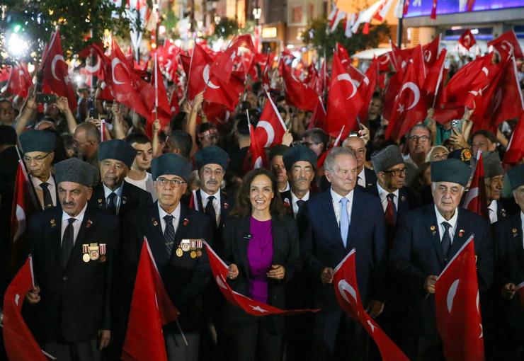 İzmir’in düşman işgalinden kurtuluşunun 104. yıl dönümü, Karşıyaka’da muhteşem bir