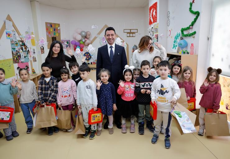 Bayraklı Belediyesi, çocuk ve gençlerin eğitim hayatına anaokulundan üniversiteye kadar