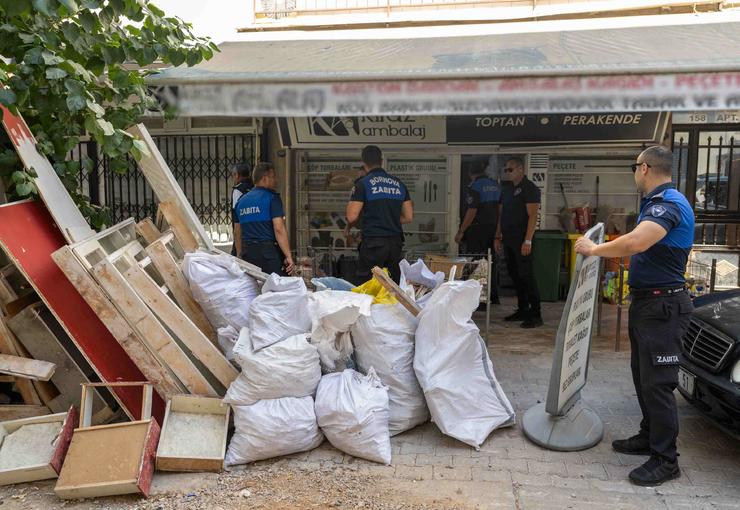 Bornova Belediyesi Zabıta Müdürlüğü ekipleri, kent düzenini sağlamak amacıyla Spotçular