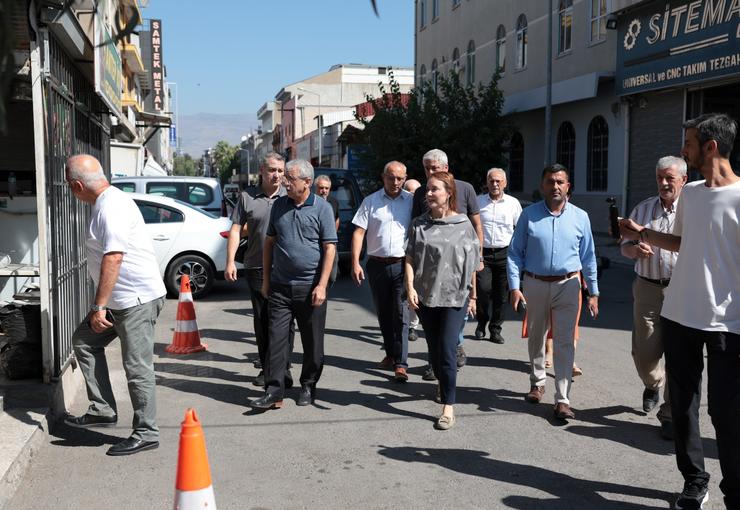 Konak Belediye Başkanı Nilüfer Çınarlı Mutlu, 1. Sanayi Sitesi’ndeki yol