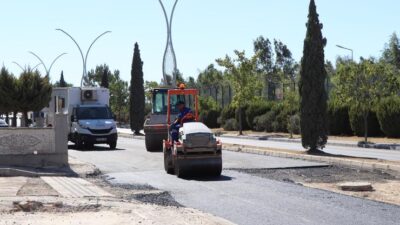 İzmir Büyükşehir Belediyesi, kent merkezindeki çalışmalarını çevre ilçelerdeki yol yatırımlarıyla