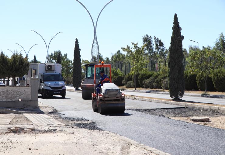 İzmir Büyükşehir Belediyesi, kent merkezindeki çalışmalarını çevre ilçelerdeki yol yatırımlarıyla