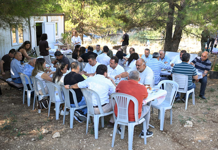Bornova Belediyesi’nin Yakaköy’de 20 dönüm arazi üzerine kurduğu Dayanışma Bostanı,