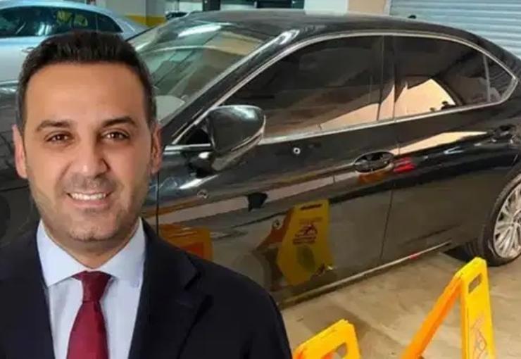 İzmir'in Çiğli ilçesi Belediye Başkanı Onur Emrah Yıldız'ın makam aracına
