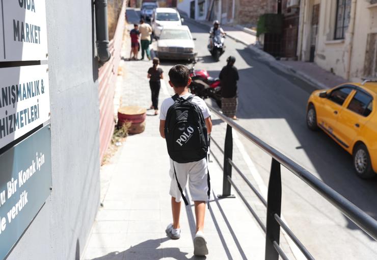 Yeni eğitim-öğretim yılında ihtiyaç sahibi aileleri yalnız bırakmayan Konak Belediyesi,