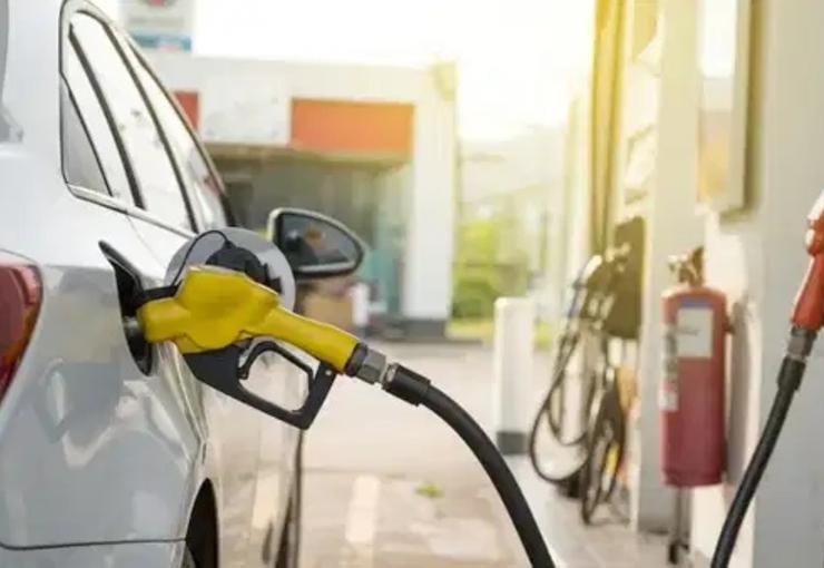 Akaryakıt fiyatlarında hareketlilik sürerken motorine yeni bir zam beklentisi gündeme