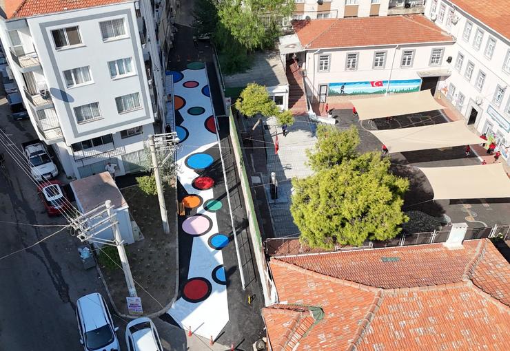 Konak Belediyesi’nin ilçedeki okul yollarını hem eğlenceli hem güvenli hale