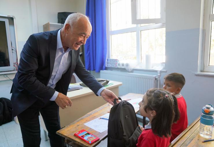 Seferihisar Belediyesi, yeni eğitim öğretim döneminde öğrencilerin ve ailelerin yanında