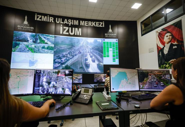 İzmir Büyükşehir Belediyesi, yeni eğitim-öğretim yılının başlamasıyla artan trafik hareketliliğini