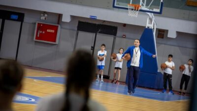 Konak Belediyesi’nin her yaştan vatandaşı sporla buluşturan Spor Okullarında yeni