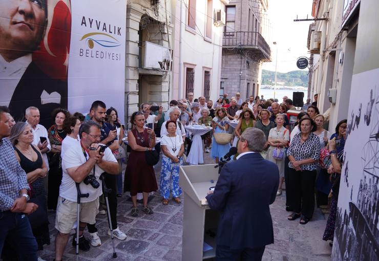Ayvalık, sanat dünyasında önemli bir yere sahip Teoman Madra’nın eserleriyle
