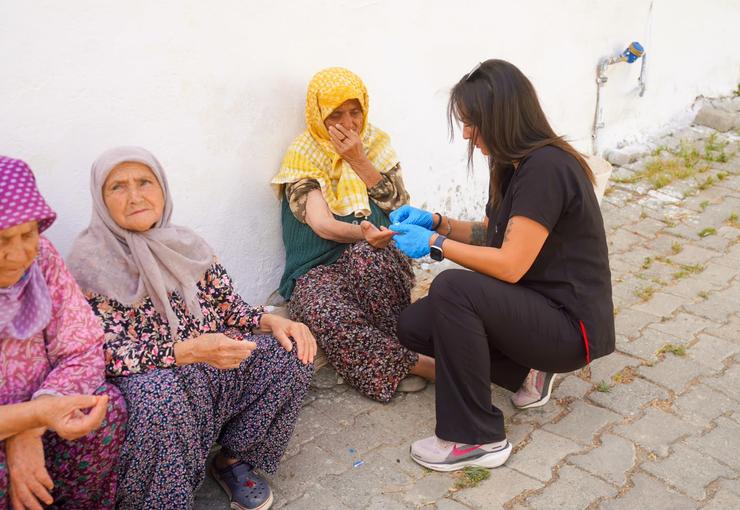 Seferihisar Belediyesi, sosyal destek çalışmalarını ilçenin dört bir yanında sürdürüyor.