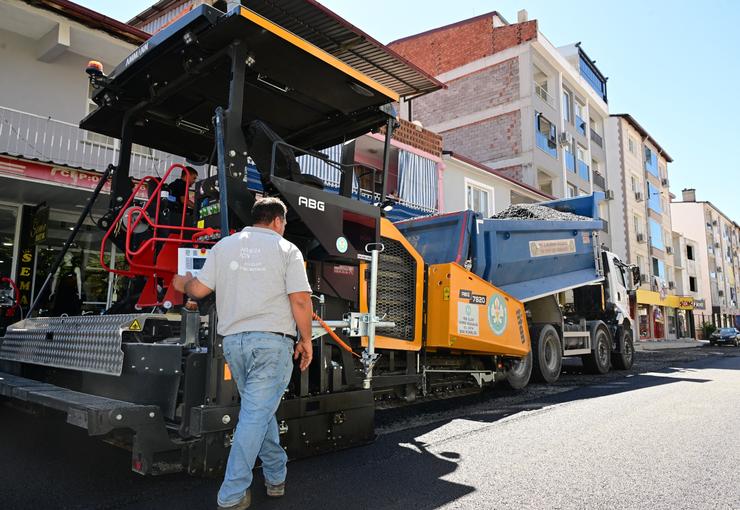 Manisa Büyükşehir Belediyesi, Selendi ilçe merkezindeki Atatürk Caddesi’nde altyapı çalışmalarının