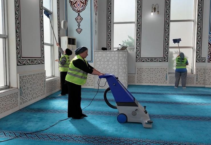 Menderes Belediyesi, ilçenin tüm camilerinde köşe bucak temizlik yapıyor.