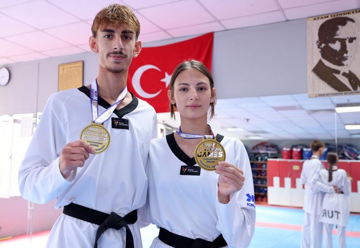 İzmir Büyükşehir Belediyesi Spor Kulübü’nün tekvandocuları Yelaldı kardeşler, Sırbistan’da düzenlenen