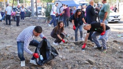 Buca Belediyesi, Dünya Temizlik Günü kapsamında Fırat Mahallesi’nde gönüllüler ve