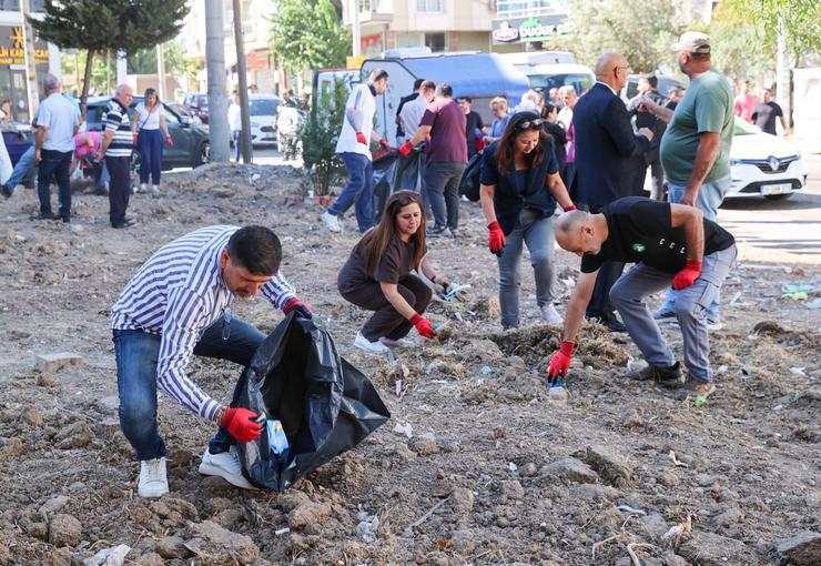 Buca Belediyesi, Dünya Temizlik Günü kapsamında Fırat Mahallesi’nde gönüllüler ve