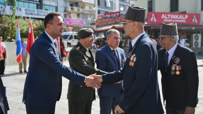 Bornova Cumhuriyet Meydanı’nda düzenlenen 19 Eylül Gaziler Günü programında, kahraman