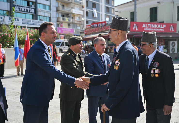 Bornova Cumhuriyet Meydanı’nda düzenlenen 19 Eylül Gaziler Günü programında, kahraman