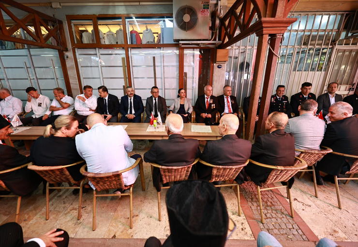 Gazi Mustafa Kemal Atatürk’e Sakarya Meydan Muharebesi’nin ardından gazilik ünvanı