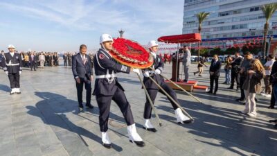 19 Eylül Gaziler Günü, İzmir Cumhuriyet Meydanı’nda düzenlenen törenle kutlandı.