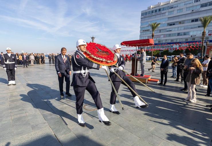 19 Eylül Gaziler Günü, İzmir Cumhuriyet Meydanı’nda düzenlenen törenle kutlandı.