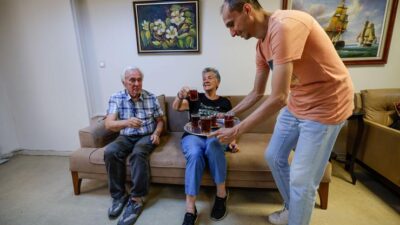 İzmir Büyükşehir Belediyesi Alzheimer ve Demans Merkezi, üyelerinin bilişsel becerilerini