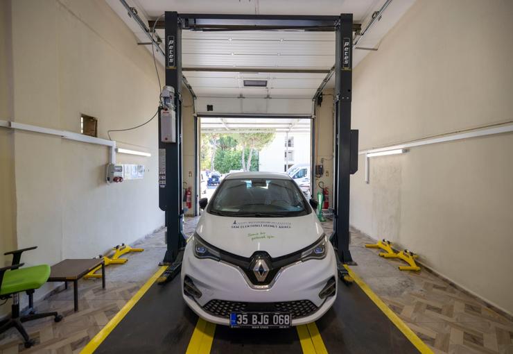 İzmir Büyükşehir Belediyesi’nin 100 elektrikli araçtan oluşan filosu bugüne kadar