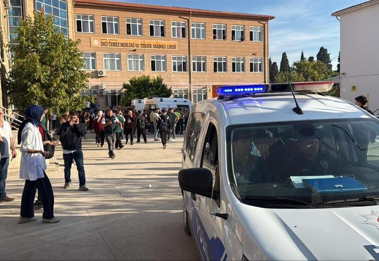 YENİ Parti lideri Özgür Özel, Manisa’nın Turgutlu ilçesinde bir lise
